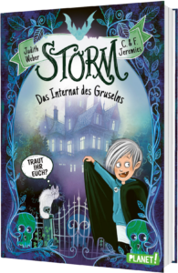 Das Buchcover zeigt einen Jungen mit grauen Haaren in einem grünen Umhang vor einem geheimnisvollen, gruseligen Internat. Dunkle Farben und Augenhöhlen schaffen eine spannende Atmosphäre.